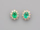 une paire de boucles d'oreilles en émeraude et diamant