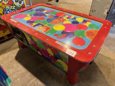 une table ornée d'un motif coloré dans une pièce