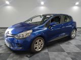une voiture bleue garée dans un garage au sol en damier