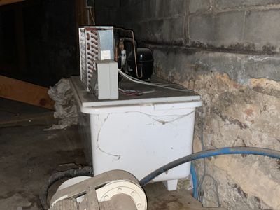 une photo de toilettes cassées dans une pièce sale