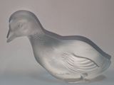 un canard en verre posé sur une table