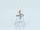 une bague posée sur un verre transparent
