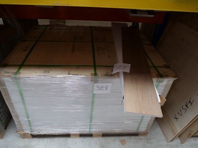une pile de cartons posée sur une palette dans un entrepôt