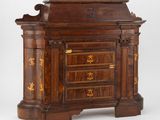 une armoire ancienne en bois, dotée de deux tiroirs et de deux portes