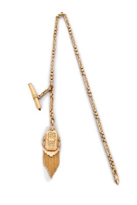 une image représentant un collier en or muni d'un pompon suspendu à une chaîne