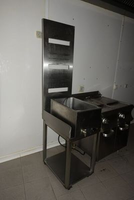 une image d'une cuisine avec un évier et une cuisinière