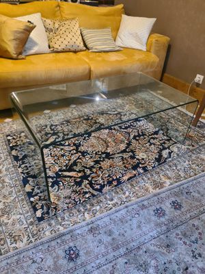 un salon avec un canapé et un tapis au sol