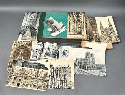 un lot de vieilles cartes postales sur une table