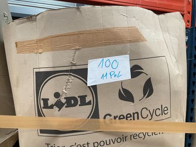 un sac en carton sur lequel est collé un autocollant, posé sur une étagère