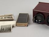 une petite radio et quelques vieilles photos posées sur la table