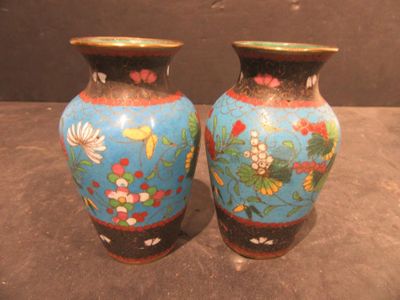 two vases that are sitting on a table