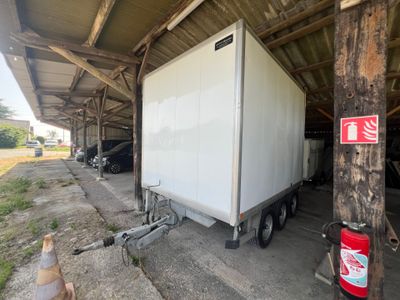 un camion garé dans un garage