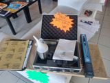 une valise posée sur une table, contenant tout un tas d'objets