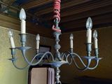 un lustre auquel sont attachées cinq lampes