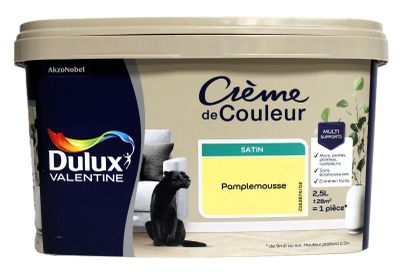 un gros plan sur un pot de peinture sur lequel figure un chat