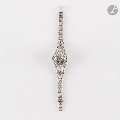 un gros plan d'une montre sur une surface blanche avec un fond blanc