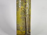 un grand vase orné d'une peinture représentant des arbres