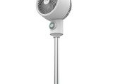 un ventilateur blanc posé sur un pied en métal