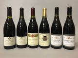 six bouteilles de vin sont alignées sur une table