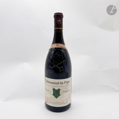 une bouteille de vin posée sur une table