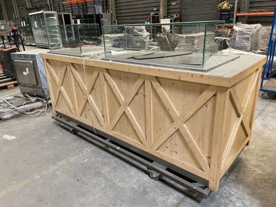 un comptoir en bois surmonté d'une vitrine