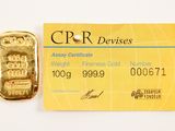 une carte de crédit accompagnée d'un lingot d'or, posée sur un fond blanc