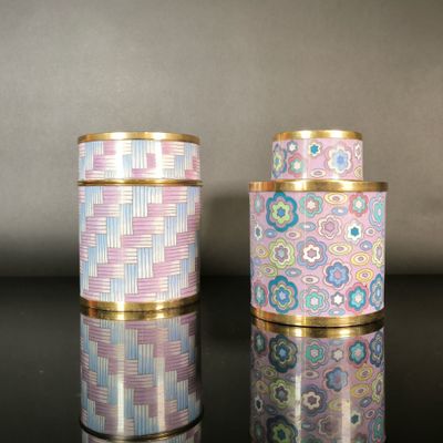 deux petites boîtes décorées, posées sur une table