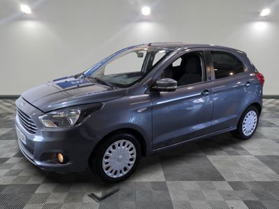 la voiture grise est garée dans le garage sur un sol en damier
