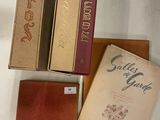 Plusieurs livres sont posés sur une table blanche, avec une couverture marron.