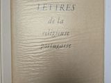 un livre écrit posé sur une table