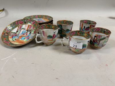 de nombreuses tasses et soucoupes posées sur une table