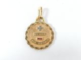 Gros plan sur une médaille d'or ornée d'une croix