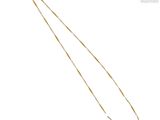 gros plan d'un collier en or sur fond blanc