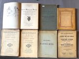 plusieurs vieux livres posés sur une table les uns à côté des autres