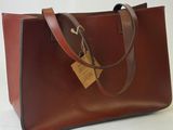 un sac en cuir marron muni d'une étiquette