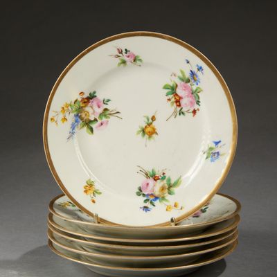 quatre assiettes empilées sur une table