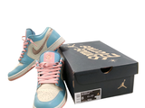 une boîte contenant une paire de chaussures