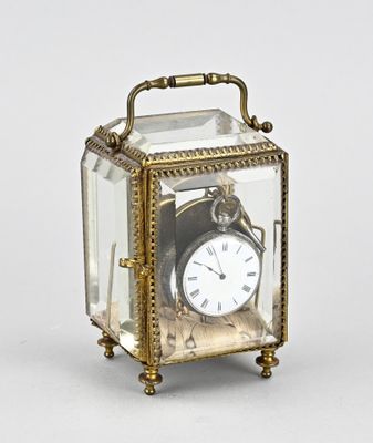 une petite boîte en verre contenant une horloge