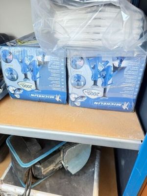deux cartons contenant des aspirateurs, posés sur une étagère dans une pièce