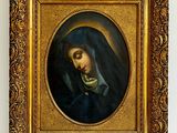 un vieux tableau représentant une femme voilée, dans un cadre doré