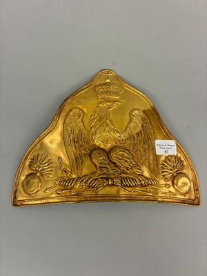 une image représentant une assiette en or sur laquelle figure un oiseau