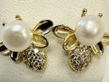 pair of gold tone and pearl flower earrings
