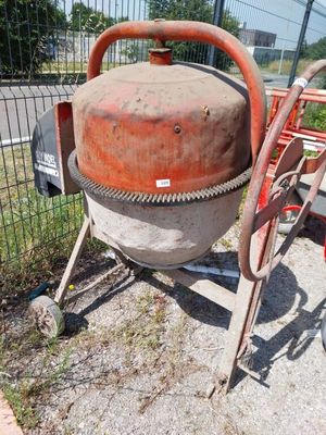 une bétonnière garée sur le bord de la route