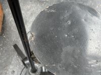 Lampadaire en fer forgé, pieds à décor d'enroulement, un pla… (photo 3)