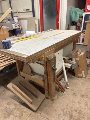 une photo d'un établi en bois
