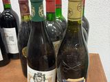 plusieurs bouteilles de vin sont alignées sur une table en bois