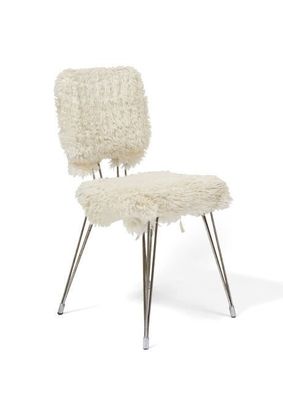 une image représentant une chaise dont l'assise est recouverte de peau de mouton
