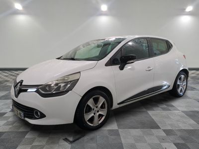 la voiture blanche est garée sur un carrelage à carreaux