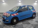 une petite voiture bleue avec une bande rouge et blanche sur le côté