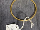 gros plan d'une bague en or portant une étiquette de prix
